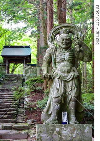 両子寺仁王像と新緑 135755083