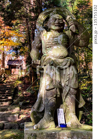 両子寺仁王像と紅葉 両子寺仁王像と紅葉 135755102