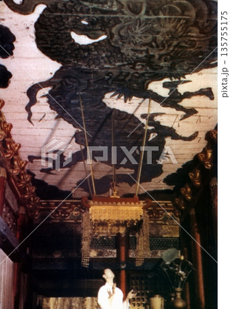 古写真 1953-1954年 日光東照宮 本地堂(薬師堂)の鳴き龍 古写真 1953-1954年 日光東照宮 本地堂(薬師堂)の鳴き龍 135755175