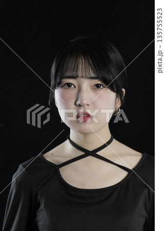 魅力的な美しい20代の若い女性 ポートレート写真 魅力的な美しい20代の若い女性 ポートレート写真 135755523