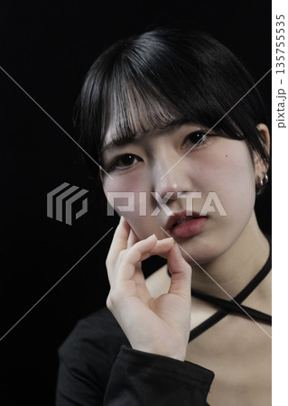 魅力的な美しい20代の若い女性 ポートレート写真 135755535