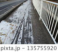 日陰の歩道に残る雪 135755920