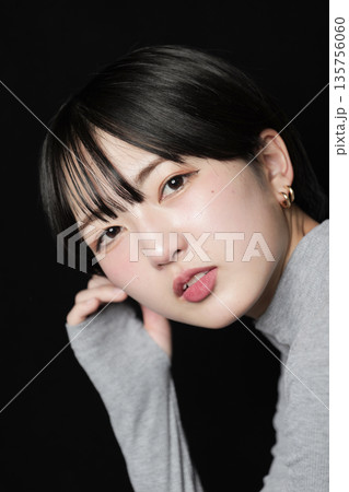 魅力的な美しい20代の若い女性 ポートレート写真 135756060