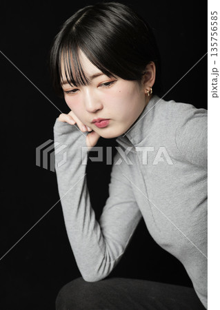 魅力的な美しい20代の若い女性 ポートレート写真 魅力的な美しい20代の若い女性 ポートレート写真 135756585