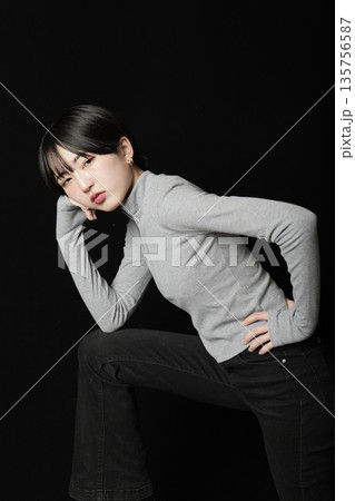 魅力的な美しい20代の若い女性 ポートレート写真 魅力的な美しい20代の若い女性 ポートレート写真 135756587