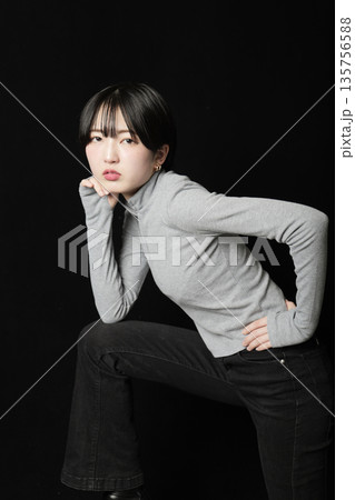 魅力的な美しい20代の若い女性 ポートレート写真 135756588