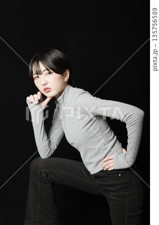 魅力的な美しい20代の若い女性 ポートレート写真 135756589