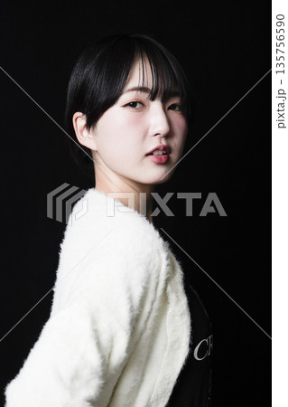 魅力的な美しい20代の若い女性 ポートレート写真 魅力的な美しい20代の若い女性 ポートレート写真 135756590