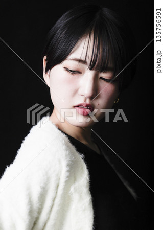 魅力的な美しい20代の若い女性 ポートレート写真 135756591