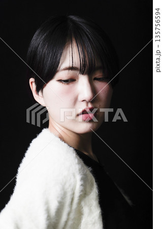 魅力的な美しい20代の若い女性 ポートレート写真 135756594