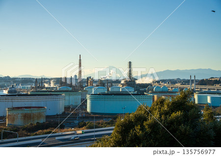 東京湾沿岸の工業地帯と遠景に見える富士山 135756977