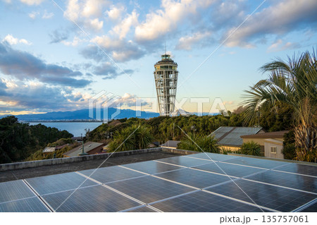 江の島シーキャンドルと太陽光パネル、湘南の海を望む風景 135757061
