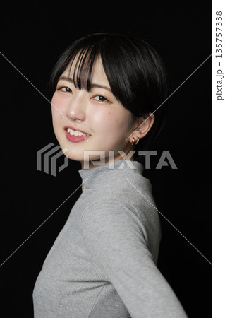 魅力的な美しい20代の若い女性 ポートレート写真 135757338