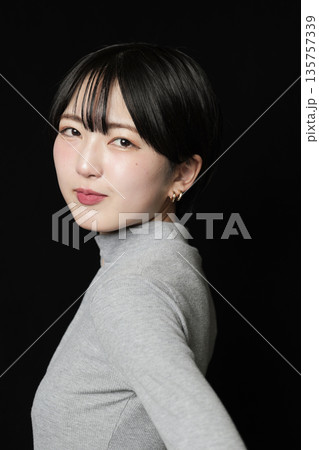 魅力的な美しい20代の若い女性 ポートレート写真 135757339