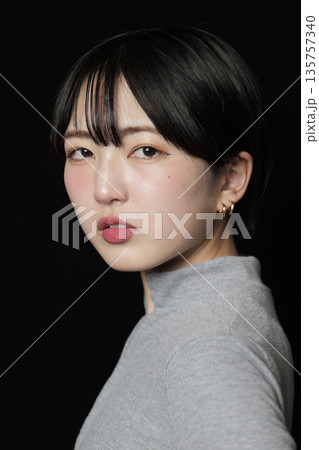 魅力的な美しい20代の若い女性 ポートレート写真 135757340