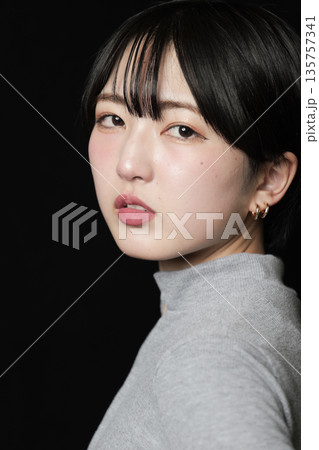 魅力的な美しい20代の若い女性 ポートレート写真 135757341