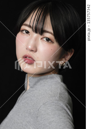 魅力的な美しい20代の若い女性 ポートレート写真 135757342