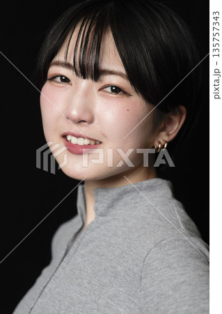 魅力的な美しい20代の若い女性 ポートレート写真 135757343