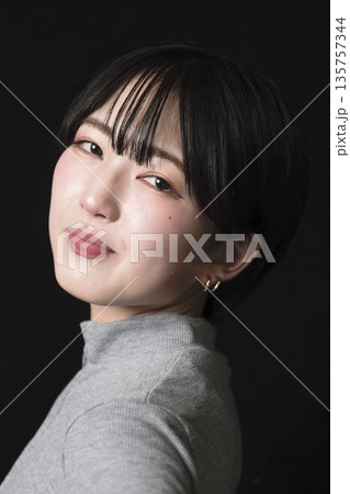 魅力的な美しい20代の若い女性 ポートレート写真 135757344