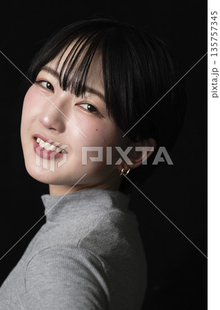 魅力的な美しい20代の若い女性 ポートレート写真 135757345