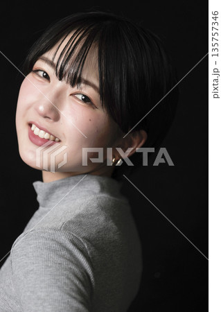 魅力的な美しい20代の若い女性 ポートレート写真 魅力的な美しい20代の若い女性 ポートレート写真 135757346