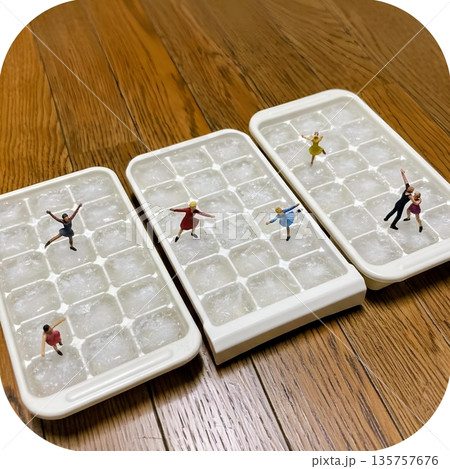 製氷器の上で滑ってるミニチュアのフィギュアスケーター 製氷器の上で滑ってるミニチュアのフィギュアスケーター 135757676