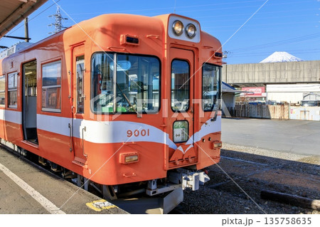 岳南電車、岳南江尾駅に停車中の9000形電車 135758635