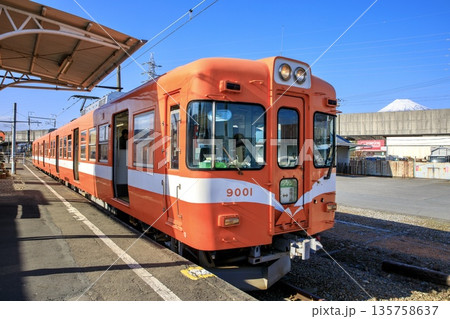岳南電車、岳南江尾駅に停車中の9000形電車 135758637
