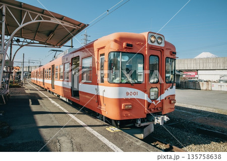 岳南電車、岳南江尾駅に停車中の9000形電車 135758638