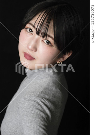 魅力的な美しい20代の若い女性 ポートレート写真 135759075