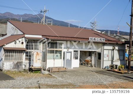 富士市、岳南江尾駅の駅舎 135759156