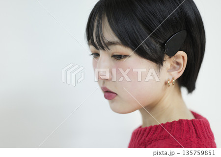 魅力的な美しい20代の若い女性 ポートレート写真 135759851