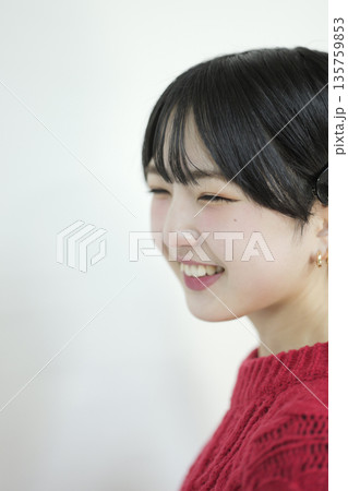 魅力的な美しい20代の若い女性 ポートレート写真 135759853