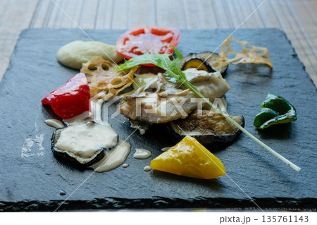 本格フレンチ:白身魚のポワレと彩り野菜のクリームソース仕立て(スレートプレート) 本格フレンチ:白身魚のポワレと彩り野菜のクリームソース仕立て(スレートプレート) 135761143