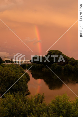 福岡の夕焼け空に架かる大きな虹と川面の反射(マジックアワーの絶景) 福岡の夕焼け空に架かる大きな虹と川面の反射(マジックアワーの絶景) 135761150