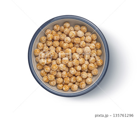 Yellow dried peas isolated on white background, top view, full depth of field 135761296