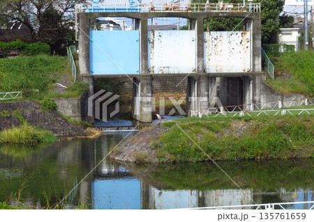 川の合流地点の水門とアオサギ 135761659