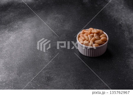Canned white beans, prepared as an ingredient for a classic English breakfast. Canned beans 135762967
