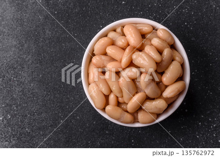 Canned white beans, prepared as an ingredient for a classic English breakfast. Canned beans 135762972