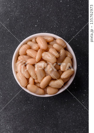 Canned white beans, prepared as an ingredient for a classic English breakfast. Canned beans 135762973