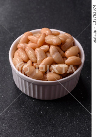 Canned white beans, prepared as an ingredient for a classic English breakfast. Canned beans 135762974