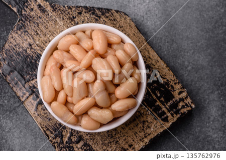 Canned white beans, prepared as an ingredient for a classic English breakfast. Canned beans 135762976