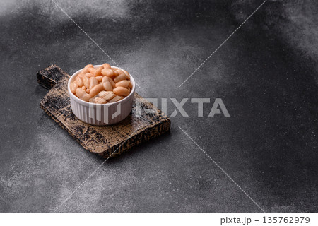 Canned white beans, prepared as an ingredient for a classic English breakfast. Canned beans 135762979