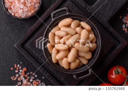 Canned white beans, prepared as an ingredient for a classic English breakfast. Canned beans Canned white beans, prepared as an ingredient for a classic English breakfast. Canned beans 135762988