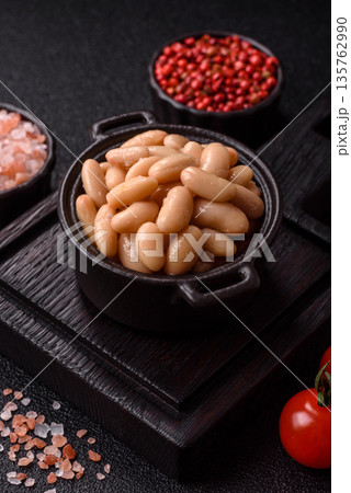 Canned white beans, prepared as an ingredient for a classic English breakfast. Canned beans 135762990