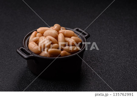 Canned white beans, prepared as an ingredient for a classic English breakfast. Canned beans 135762991