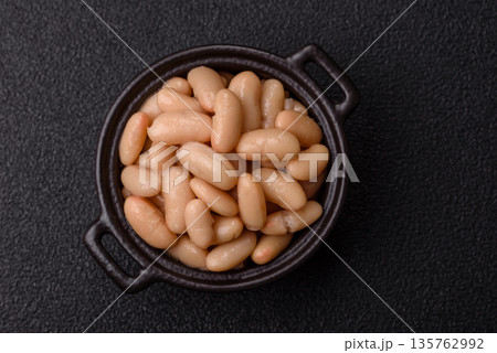 Canned white beans, prepared as an ingredient for a classic English breakfast. Canned beans 135762992