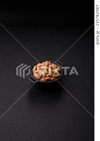 Canned white beans, prepared as an ingredient for a classic English breakfast. Canned beans 135762997