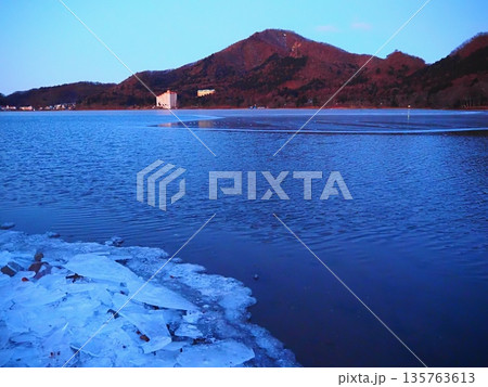 早朝の榛名湖の岸に打ち寄せられた氷と掃部ヶ岳(20260121063411) 早朝の榛名湖の岸に打ち寄せられた氷と掃部ヶ岳(20260121063411) 135763613