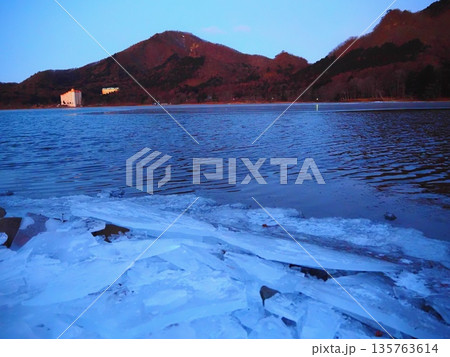早朝の榛名湖の岸に打ち寄せられた氷と掃部ヶ岳（20260121063428） 135763614